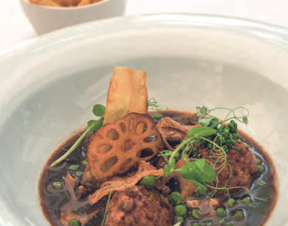 Albóndigas de papada de cerdo con guisantes
